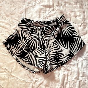 Plant print black & white shorts 🤍🌿